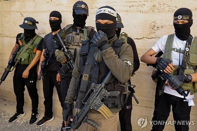 지난 17일 요르단강 서안에 있는 제닌 인근에서 팔레스타인 무장 대원들이 이스라엘군에 의해 숨진 한 사람의 장례식에 참석하고 있다. [로이터 연합뉴스 자료사진. 재판매 및 DB 금지]