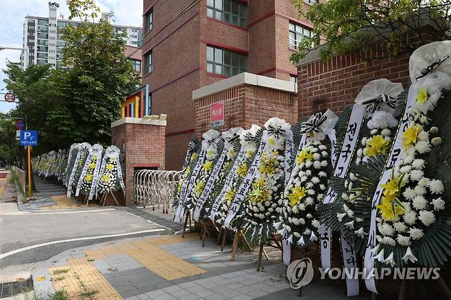 추모 화환 놓인 초등학교 (의정부=연합뉴스) 임병식 기자 = 9일 경기도 의정부시의 한 초등학교에서 고인이 된 교사를 추모하는 화환이 줄지어 놓여 있다. 
    경기도교육청은 2년 전 이 초등학교 교사 2명이 잇따라 숨진 사고와 관련해 진상 조사를 벌이기로 했다. 2023.8.9 andphotodo@yna.co.kr