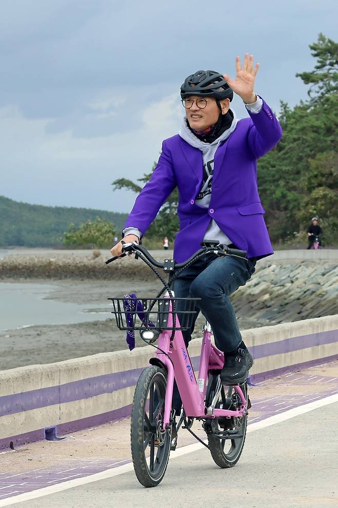 유인촌 문화체육관광부 장관 전남 신안군 퍼플섬 방문 (서울=연합뉴스) 유인촌 문화체육관광부 장관이 21일 전남 신안군 퍼플섬을 방문해 자전거를 타고 섬을 둘러보고 있다. [문화체육관광부 제공. 재판매 및 DB 금지]