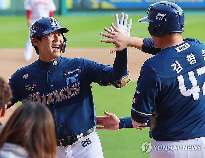 환호하는 김성욱 (인천=연합뉴스) 임순석 기자 = 22일 오후 인천 SSG랜더스필드에서 열린 2023 KBO 준플레이오프 1차전 NC 다이노스와 SSG 랜더스의 경기. 8회 초 1사 1루 상황 NC 김성욱이 투런홈런을 친 뒤 팀 동료들과 환호하고 있다. 2023.10.22 soonseok02@yna.co.kr