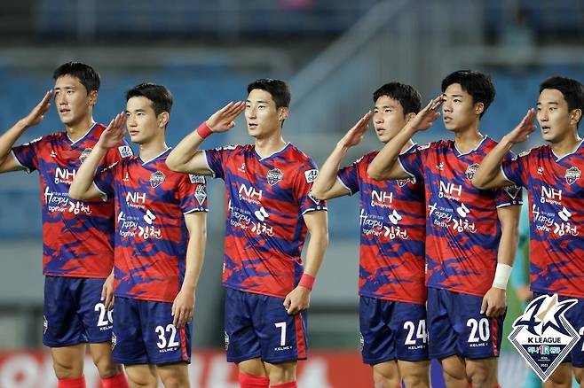 최병찬의 골에 거수 경례 세리머니 펼치는 김천 선수들 [한국프로축구연맹 제공. 재판매 및 DB 금지]