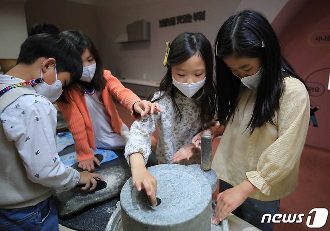 서울 용산구 국립중앙박물관 어린이박물관에서 어린이들이 전통부엌 체험을 하고 있다. 2022.5.3/뉴스1 ⓒ News1 구윤성 기자