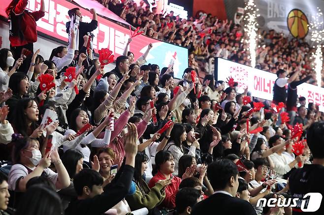 21일 경기 안양실내체육관에서 열린 2023-202424 정관장 프로농구 개막전 안양 정관장과 서울 SK의 경기에서 팬들이 환호하고 있다. 2023.10.21/뉴스1 ⓒ News1 유승관 기자