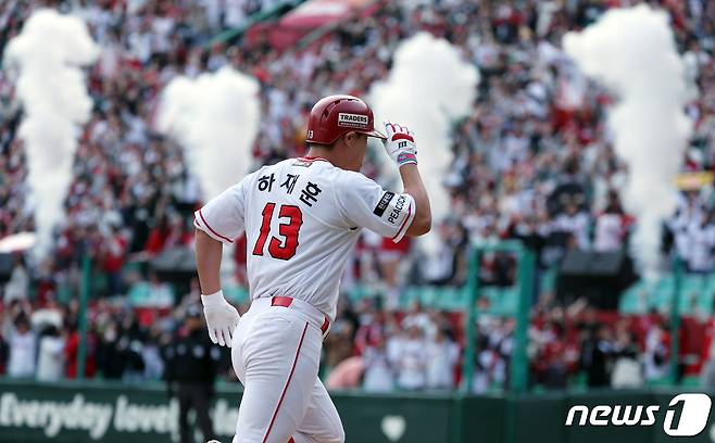 22일 인천 SSG랜더스필드에서 열린 프로야구 '2023 신한은행 SOL KBO 포스트시즌' 준플레이오프 1차전 SSG 랜더스와 NC 다이노스의 경기 9회말 무사 주자 1루 상황 SSG 하재훈이 투런홈런을 날린 뒤 베이스를 돌고 있다. 2023.10.22/뉴스1 ⓒ News1 박정호 기자