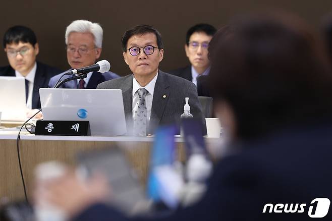 이창용 한국은행 총재가 23일 서울 중구 한국은행에서 열린 국회 기획재정위원회의 한국은행에 대한 국정감사에서 의원 질의에 답변하고 있다. /뉴스1