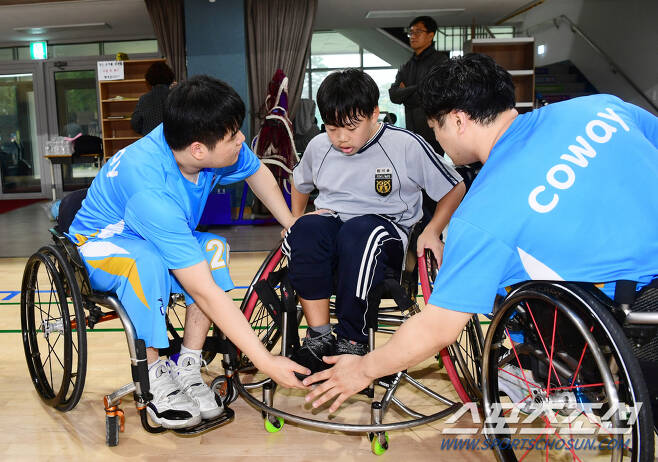 코웨이 농구단 선수들이 서울 사대부중 학생들에게 휠체어 농구를 지도하고 있다. 서울 사대부중=최문영 기자deer@sportschosun.com /2023.10.19/
