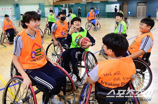 서울 사대부중 1학년 1반 학생들이 코웨이 휠체어농구단이 진행한 '휠체어농구 체험수업'을 받으며 즐거워하고 있다. 서울 사대부중=최문영 기자deer@sportschosun.com /2023.10.19/
