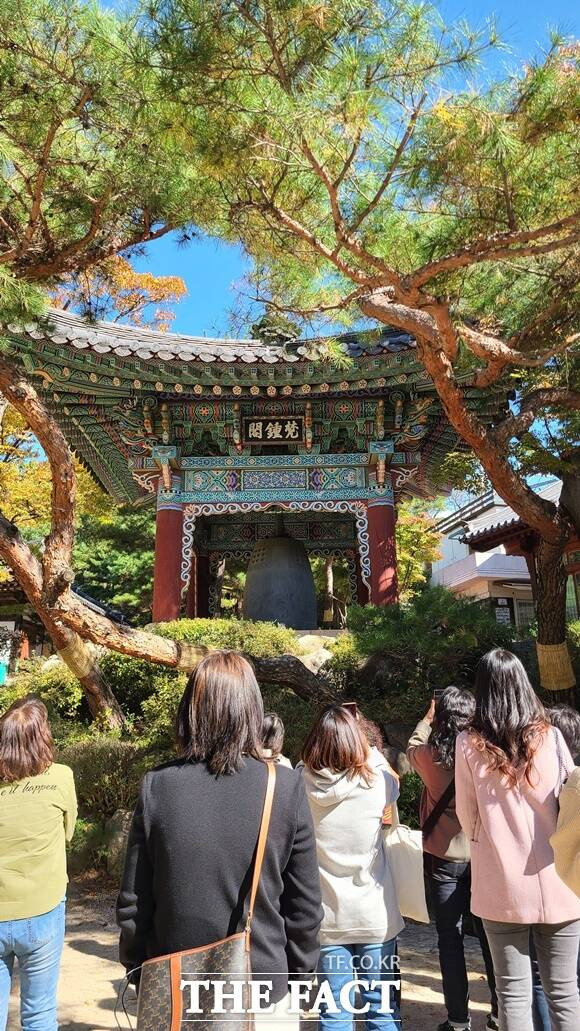 성북구청 공무원들이 20일 오전 성북동 길상사에서 성북구 문화관광해설사의 설명을 듣고 있다. /성북구