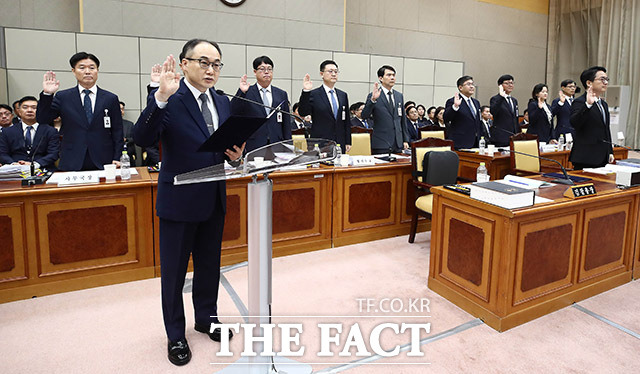 이원석 검찰총장이 23일 서울 서초구 대검찰청에서 열린 국회 법제사법위원회의 대검찰청에 대한 국정감사에서 증인 선서를 하고 있다. 2023.10.23/국회사진기자단