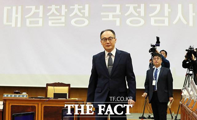 이원석 검찰총장이 23일 서울 서초구 대검찰청에서 열린 국회 법제사법위원회의 대검찰청에 대한 국정감사에 출석해 감사장에 입장하고 있다. /국회사진기자단