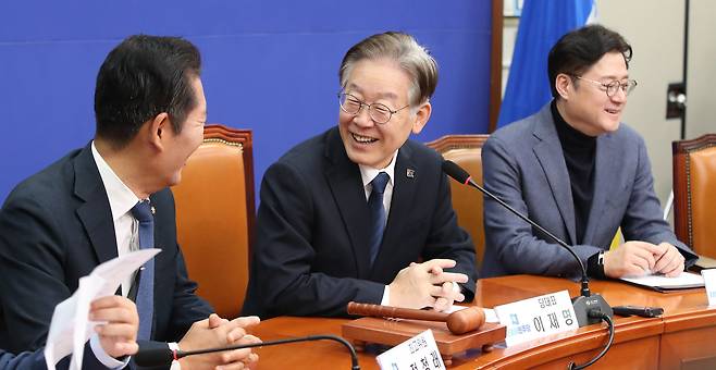 이재명 더불어민주당 대표가 23일 오전 서울 여의도 국회에서 열린 최고위원회의에서 환하게 웃고 있다. /뉴스1