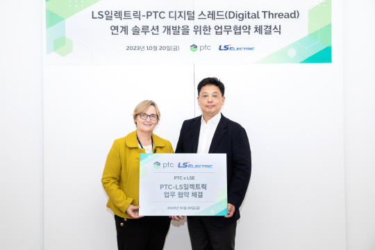 조욱동(오른쪽) LS일렉트릭 상무와 캐서린 니커 PTC 글로벌 담당 부사장이 지난 20일 PTC코리아 본사에서 MOU 체결식을 갖고 기념사진을 촬영하고 있다. LS일렉트릭 제공