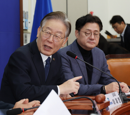 이재명 더불어민주당 대표가 23일 국회에서 열린 최고위원회의에서 지도부와 대화하고 있다.<연합뉴스>