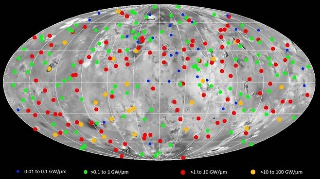 이오의 266개 활화산 분포도. 이오 전역에 걸쳐 골고루 분포돼 있다. 점 크기가 클수록 분출 에너지가 크다. arxiv