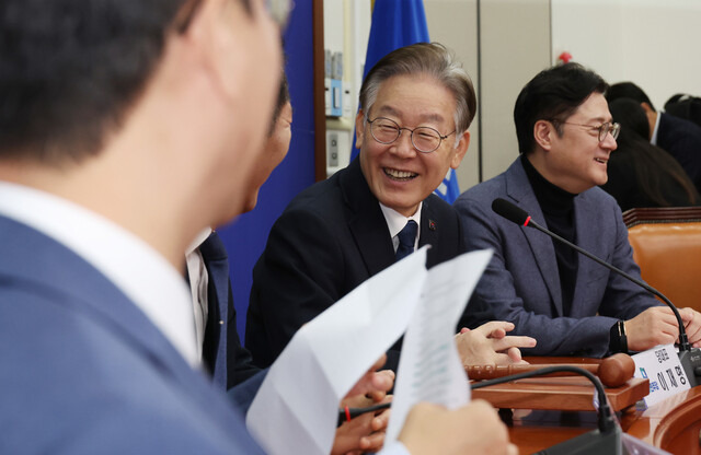 이재명 더불어민주당 대표가 23일 국회에서 열린 최고위원회의에서 지도부와 대화하고 있다. 연합뉴스