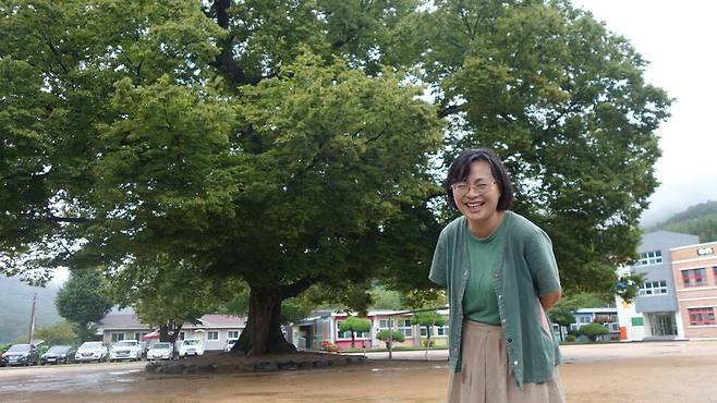 김미진(53) 울산마을교육공동체거점센터 땡땡(○○)마을 운영실장이 울산 울주군 소호분교 안에 있는 500년 된 느티나무 앞에 서 있다. 김소민 제공