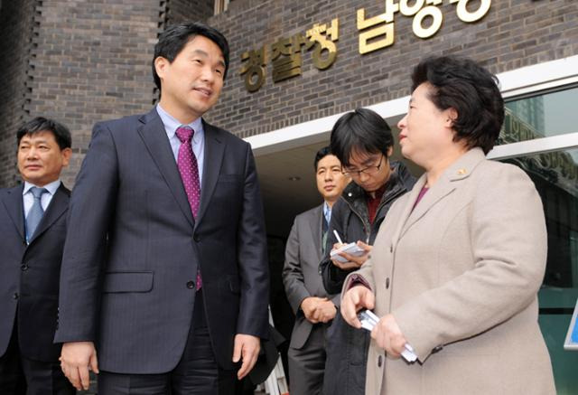 학교폭력 신고 상담전화가 117로 통합된 2012년 1월 이주호 교육과학기술부(교육부 전신) 장관과 김금래 여성가족부 장관이 서울 용산구 갈월동 경찰지원센터 내에 있는 117학교폭력신고센터를 방문한 후 대화를 나누고 있다. 김주성기자