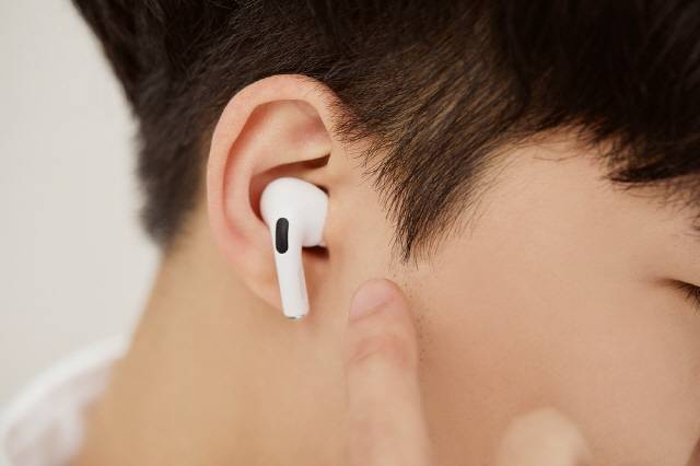 운동할 때와 샤워한 직후 등 귓속이 습한 상태에서 이어폰을 끼면 외이도염을 유발할 수 있어 주의해야 한다./사진=클립아트코리아