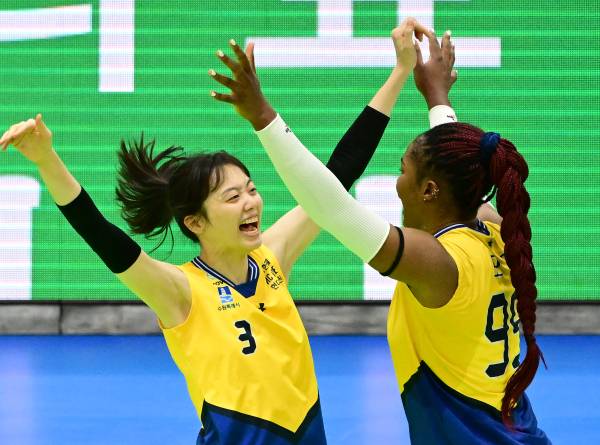 현대건설 세터 김다인(왼쪽)이 외국인 선수 모마와 기쁨을 나누고 있다. 사진=KOVO