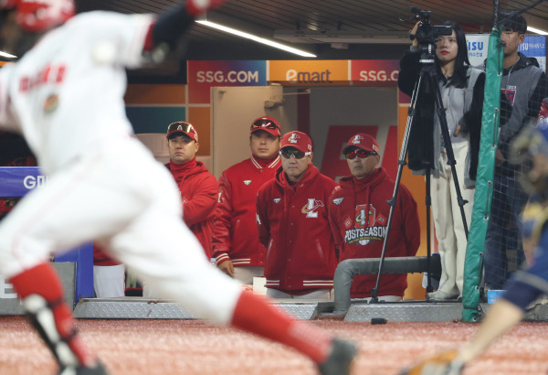 2023 KBO 프로야구 포스트시즌 SSG랜더스와 NC다이노스의 준플레이오프 2차전 경기가 23일 오후 인천SSG랜더스필드에서 열렸다. 김원형 감독과 코치진이 9회말 마지막 공격을 지켜보고 있다. 인천=김민규 기자