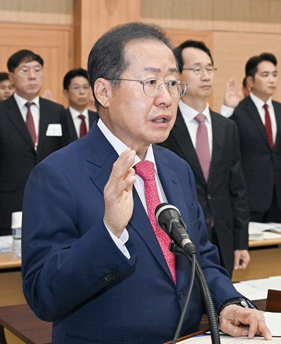 홍준표 대구시장이 국정감사에 앞서 선서를 하고 있다. [사진=대구시]