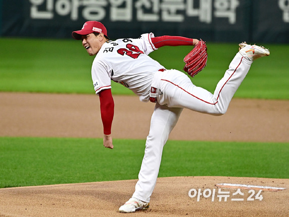 23일 오후 인천SSG 랜더스필드에서 '2023 KBO 포스트시즌' SSG 랜더스와 NC 다이노스의 준플레이오프 2차전 경기가 열렸다.1회초 SSG 김광현이 역투하고 있다. [사진=곽영래 기자]