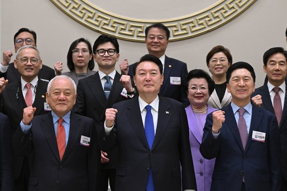 윤석열 대통령이 17일 오후 청와대 영빈관에서 열린 국민통합위원회 만찬에서 김한길 국민통합위원회 위원장(앞줄 왼쪽 첫째)과 김기현 국민의힘 대표(앞줄 왼쪽 셋째), 한동훈 법무부 장관(둘째줄 왼쪽 둘째) 등 참석자들과 기념사진을 찍고 있다. 사진 대통령실