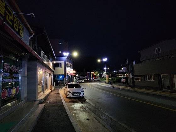 식당 등으로 불야성을 이뤄 ‘사스베이거스’(강원 화천군 사창리 일대+라스베이거스)라고 불렸던 사방거리. 대목인 추석 연휴를 앞둔 지난달 상가엔 불이 꺼졌다. 정진호 기자