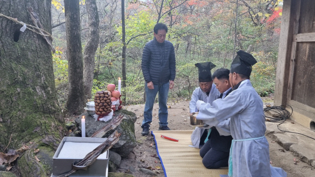 ▲ 마을주민들의 평안과 안녕을 기원하며 성황림 성황신에게 예를 올리는 원주 신림면 성남리 성황림마을의 가을 성황제가 23일 성황림에서 열렸다.