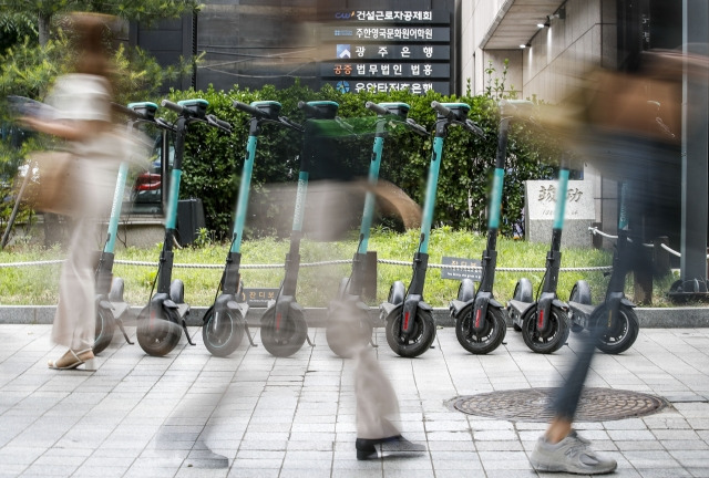 지난 5월 22일 서울시내 한 도로에 전동킥보드가 세워져 있다. 연합뉴스