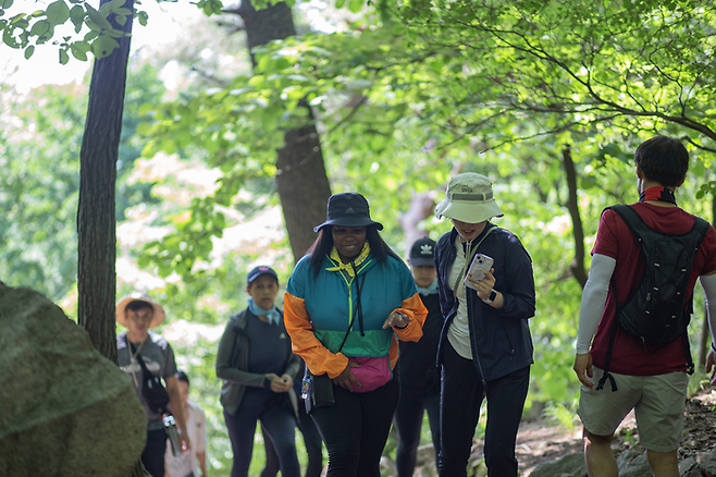 미국 관광객 줄리아가 한국을 찾아 북한산 백운대 등반에 나섰다. [사진 출처 = 서울관광재단]