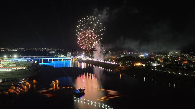 지난 21일 전남 나주시 영산강둔치체육공원에서 열린 ‘2023 나주축제, 영산강은 살아있다’ 개막식에서 선상 퍼레이드와 불꽃놀이가 펼쳐지고 있다. [사진 제공=나주시]