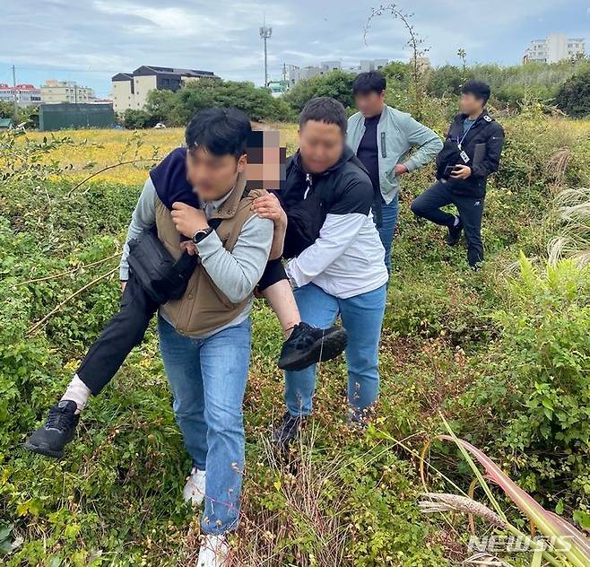 제주동부경찰서가 지난 20일 오전 제주시 화북동 소재 수풀에서 실종 신고가 접수된 치매 노인을 이틀 만에 구조해 병원으로 이송하고 있다. /사진=뉴시스(제주동부경찰서 제공)