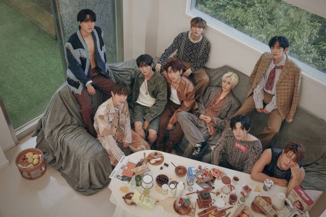 다크비(이찬, 디원, 테오, 지케이, 희찬, 룬, 준서, 유쿠, 해리준). / 브레이브엔터테인먼트