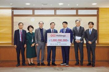 이우현(오른쪽 세번째) OCI홀딩스 회장과 유정복(오른쪽 네번째) 인천시장 등이 기념촬영을 하고 있다. [OCI홀딩스 제공]
