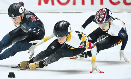 김길리(오른쪽)가 여자 1000m 결승에서 막판 역전을 노리고 있다. [AP]