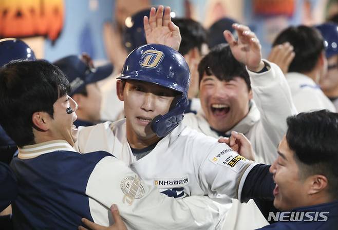 [창원=뉴시스] 김근수 기자 = 19일 경남 창원시 마산회원구 창원NC파크에서열린 2023 KBO 포스트시즌 와일드카드 결정 1차전 두산 베어스와 NC 다이노스의 경기, 4회말 2사 주자 만루 상황에서 NC 서호철이 역전 만루홈런을 치고 더그아웃에서 동료들과 기쁨을 나누고 있다. 2023.10.19. ks@newsis.com