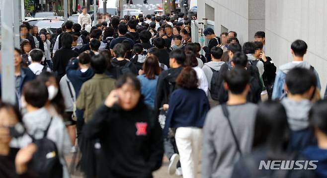 [서울=뉴시스] 최진석 기자 =경찰이 이번 주말 핼러윈데이를 앞두고 홍익대 주변 인파 관리 대책을 내놨다. 사진은 지난 7일 서울 마포구 홍대거리. 2023.10.07. myjs@newsis.com