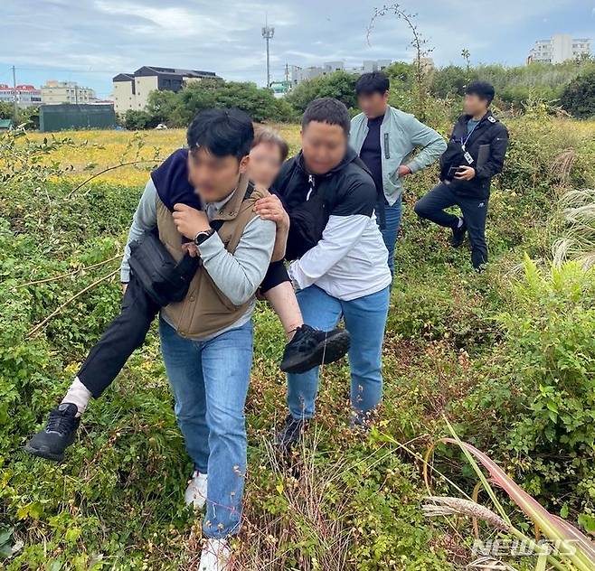 [제주=뉴시스] 오영재 기자 = 제주동부경찰서가 지난 20일 오전 제주시 화북동 소재 수풀에서 실종 신고가 접수된 치매 노인을 이틀 만에 구조해 병원으로 이송하고 있다. (사진=제주동부경찰서 제공) 2023.10.23. photo@newsis.com