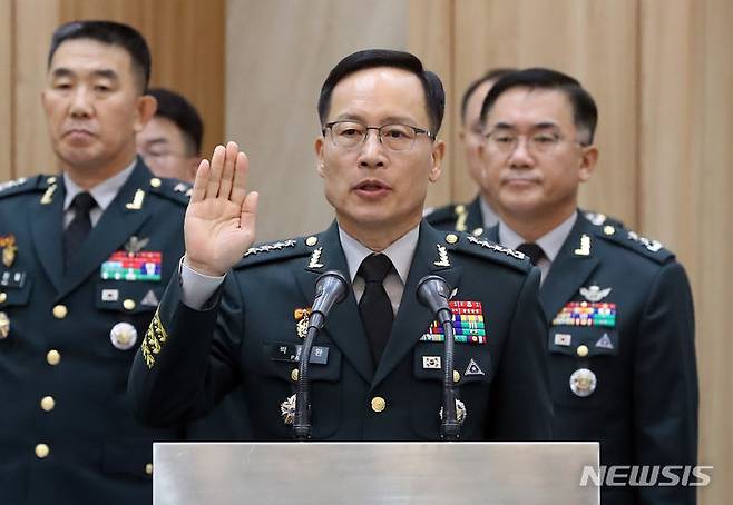 [계룡대=뉴시스] 강종민 기자 = 23일 충남 계룡대 육군본부에서 열린 국회 국방위원회의 육군본부에 대한 국정감사에서 박정환 육군참모총장이 선서하고 있다. 2023.10.23. ppkjm@newsis.com