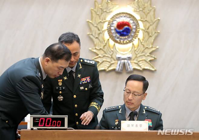 [계룡대=뉴시스] 강종민 기자 = 23일 충남 계룡대 육군본부에서 열린 국회 국방위원회의 육군본부에 대한 국정감사에서 박정환 육군참모총장이 답변자료를 보고 있다. 2023.10.23. ppkjm@newsis.com