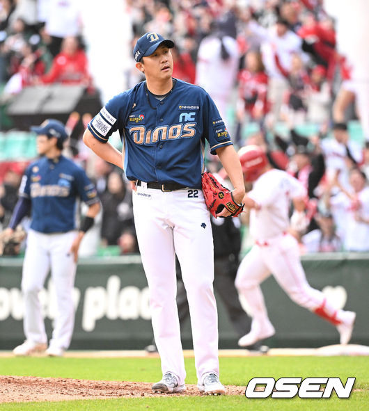 [OSEN=인천, 이대선 기자] 22일 인천 SSG랜더스필드에서 2023 KBO 준플레이오프 SSG 랜더스와 NC 다이노스의 경기가 열렸다.9회말 무사 1루에서 SSG 하재훈에게 좌월 투런 홈런을 허용한 NC 이용찬이 아쉬운 표정을 짓고 있다. 2023.10.22 /sunday@osen.co.kr