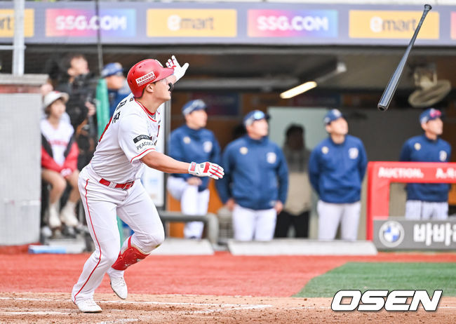 [OSEN=인천, 박준형 기자] 22일 인천 SSG랜더스필드에서 2023 KBO 준플레이오프 SSG 랜더스와 NC 다이노스의 경기가 열렸다.9회말 무사 1루 SSG 하재훈이 2점 홈런을 날리고 있다.  2023.10.22  / soul1014@osen.co.kr