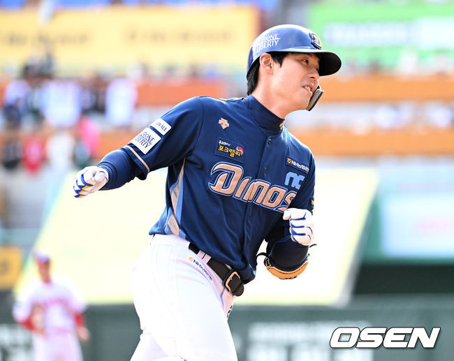 [OSEN=인천, 이대선 기자] 22일 인천 SSG랜더스필드에서 2023 KBO 준플레이오프 SSG 랜더스와 NC 다이노스의 경기가 열렸다.8회초 1사 1루에서 NC 김성욱이 좌월 투런 홈런을 치고 환호하고 있다. 2023.10.22 /sunday@osen.co.kr