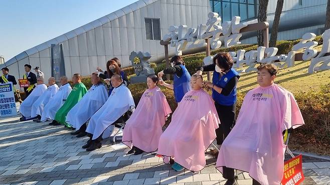 충남도청 앞에서 23일 삭발하는 아산시민들. 왼쪽부터 이의순(68) 112자원봉사센터회장, 김근희(61) 아산경찰서 명예경찰, 손정열(67) 통일을여는 사람대표, 지용기(60) 범시민 추진협의회 조직본부장, 홍성학(59) 공동회장, 이현상(68)공동고문, 최동석(60)정책본부장,이정숙(63) 바르게살기운동아산지부 이사, 김봉준(49) 바르게살기운동본부 이사.