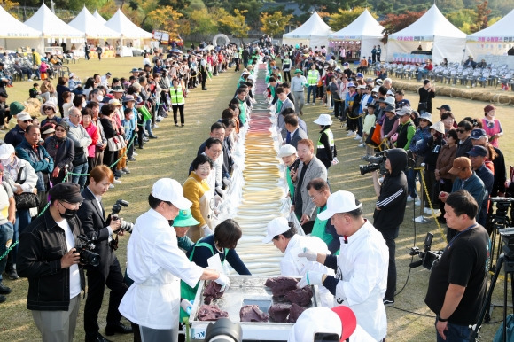 8~22일 이천농업테마공원에서 열린 22회 이천쌀문화축제에서 ‘무지개가래떡만들기’ 행사에서 가래떡을 만들고 있다. 이천시 제공