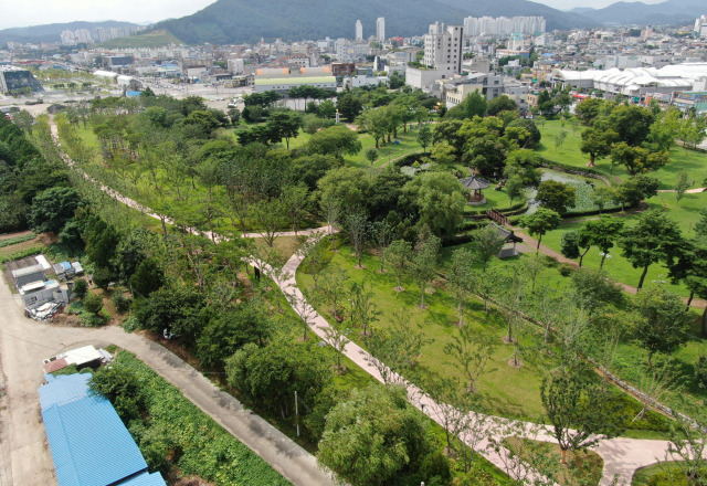 지난해 산림청 주관 전국 녹색도수 우수사례 공모에서 최우수상을 수상한 광양시 폐철도부지 미세먼지 차단숲 일대 전경. 사진 제공=전라남도