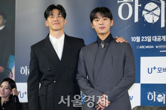 배우 김무열, 최현욱이 23일 오후 서울 용산구 CGV 용산아이파크몰에서 진행된 U+모바일tv 오리지널 ‘하이쿠키’(극본 강한/연출 송민엽) 기자간담회에서 포즈를 취하고 있다. 김규빈 기자