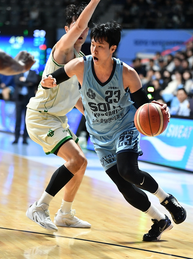 전성현(오른쪽). /사진=KBL 제공