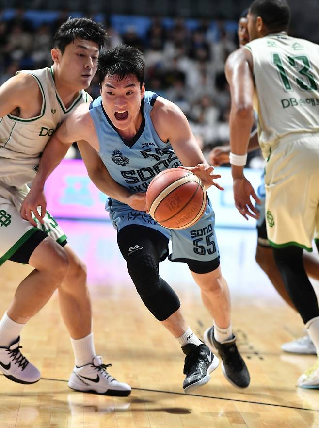 돌파하는 김진유(가운데). /사진=KBL 제공